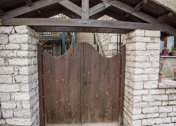 Πατρικό Ολόκληρος Ξενώνας Entire Stone Guesthouse *