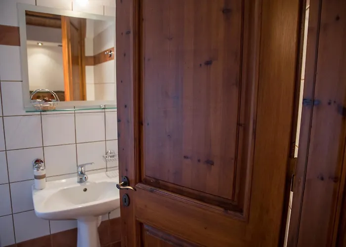 Πατρικό Ολόκληρος Ξενώνας Entire Stone Guesthouse * Neraïdochóri